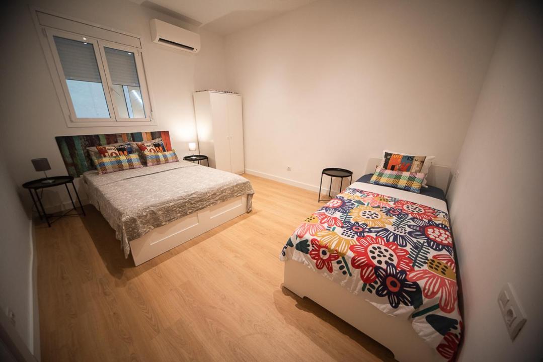 By Universitat Rooms Барселона Екстер'єр фото