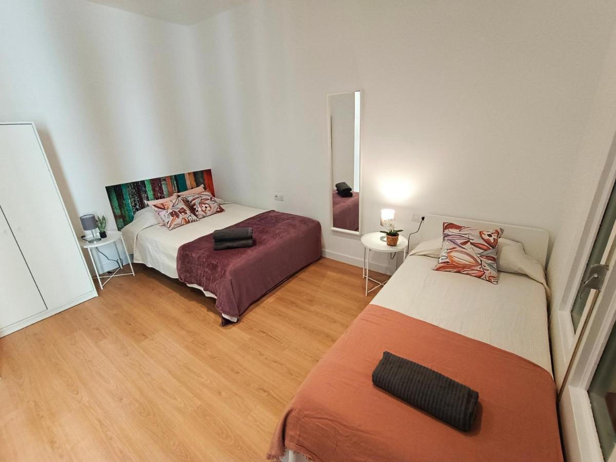 By Universitat Rooms Барселона Екстер'єр фото