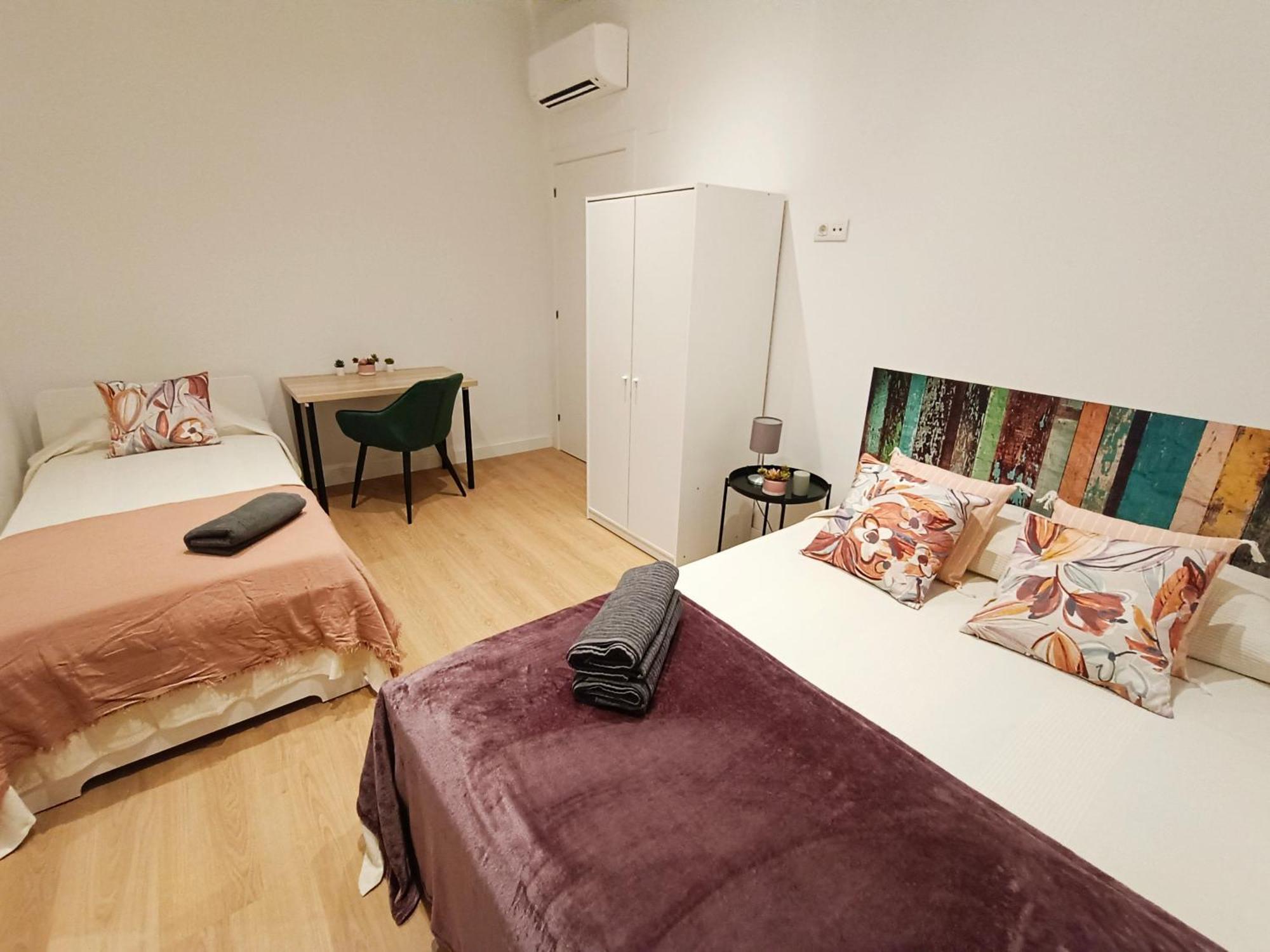 By Universitat Rooms Барселона Екстер'єр фото